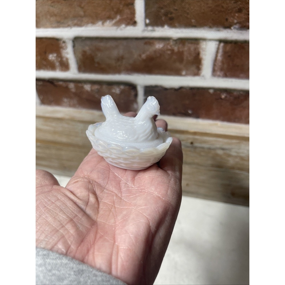 ONE VINTAGE WESTMORELAND MINI WHITE HEN ON NEST Opalescent Milk Glass 2.0"